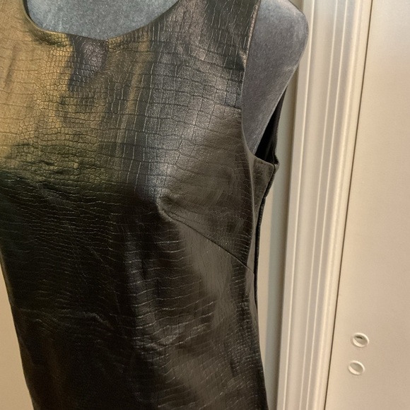 🧡 Sleeveless Faux Crocodile Skin Sheath Black Dress - Picture 3 of 4